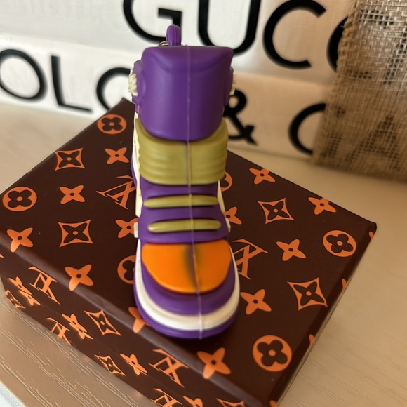 RUBBER KEYCHAINS, COMES WITH BOX - Picture 4 of 4